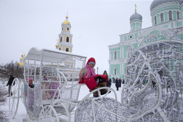 Рождественская карета у елки на Соборной площади монастыря