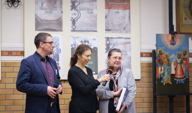 Представитель рода Апраксиных Елизавета Владимировна получает в подарок книгу